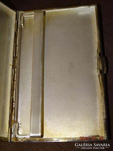 A silver-plated, large-sized antique box-shaped cigarette case in like-new condition