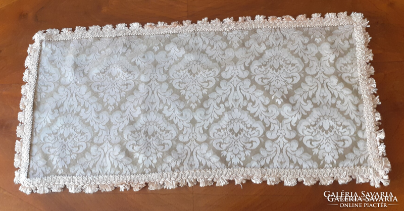 Table runner with baroque pattern. 59X28 cm