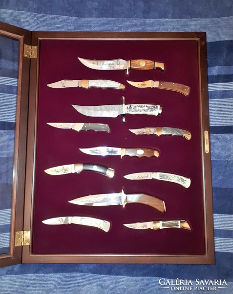 A collection of 18 hunting knives from 1989, in the original 3 display cases. Uncut!