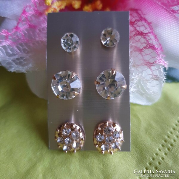 Ear29 - 3 pairs of stud earrings with rhinestones