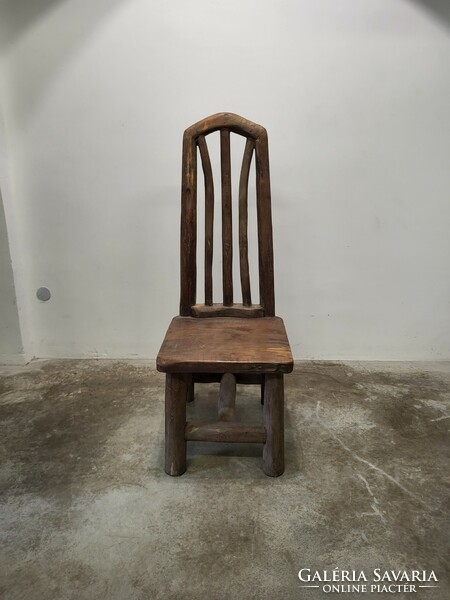 Hatalmas, faragott, tömörfa szék