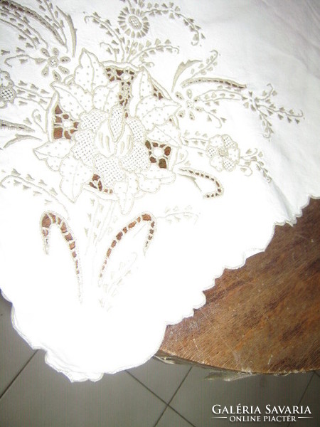 Gyönyörű toledós rózsákkal hímzett antik fehér szőttes vászon terítő