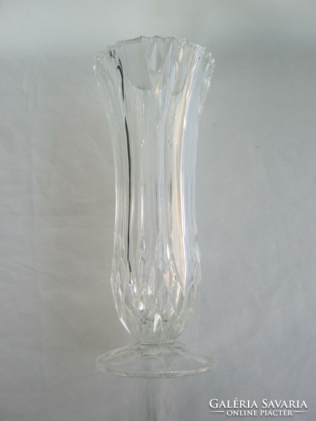 Szép formájú vastag üveg talpas váza 25 cm súlyos 1 kg