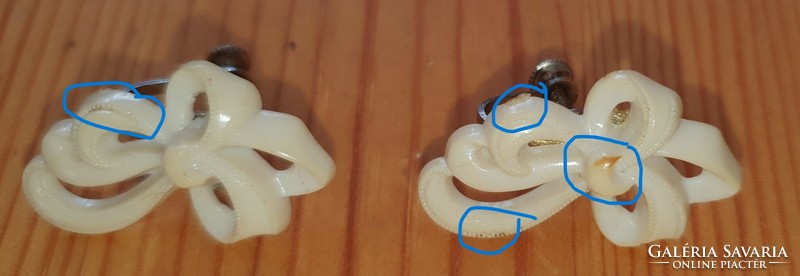 Régiség - fehér masni alakú klipsz, műanyag