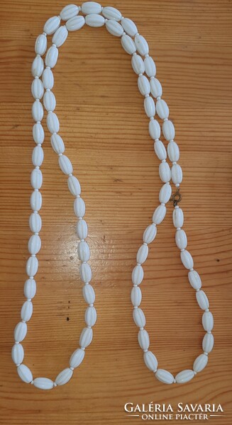 Vintage necklace, white - it can be cleaned!
