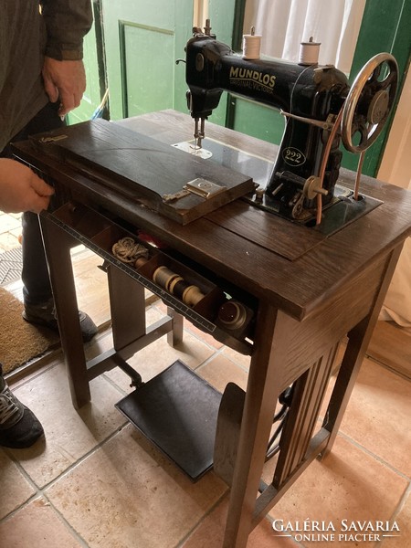 Antique mundlos sewing machine