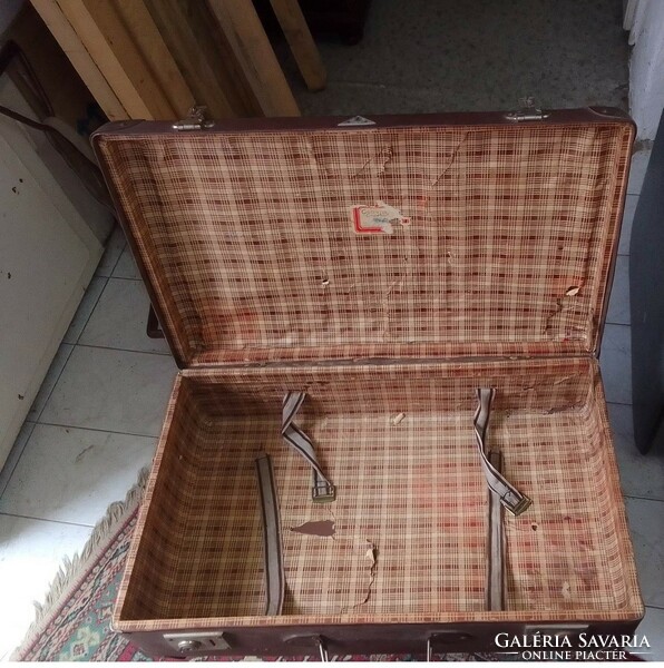 Nagyon öreg utazó bőrönd