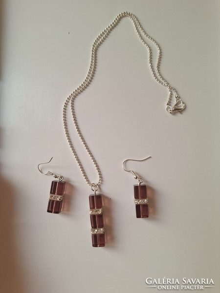 Glass pendant necklace and earrings in a set