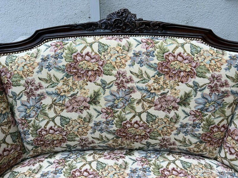 Klasszikus neobarokk stílusú két személyes kanapé