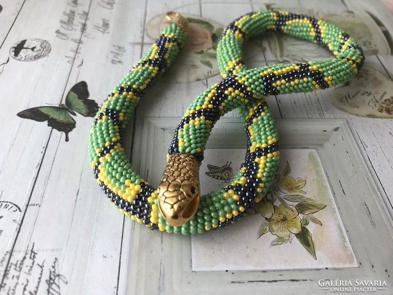 Gyöngyhorgolt nyaklánc kígyó mintával