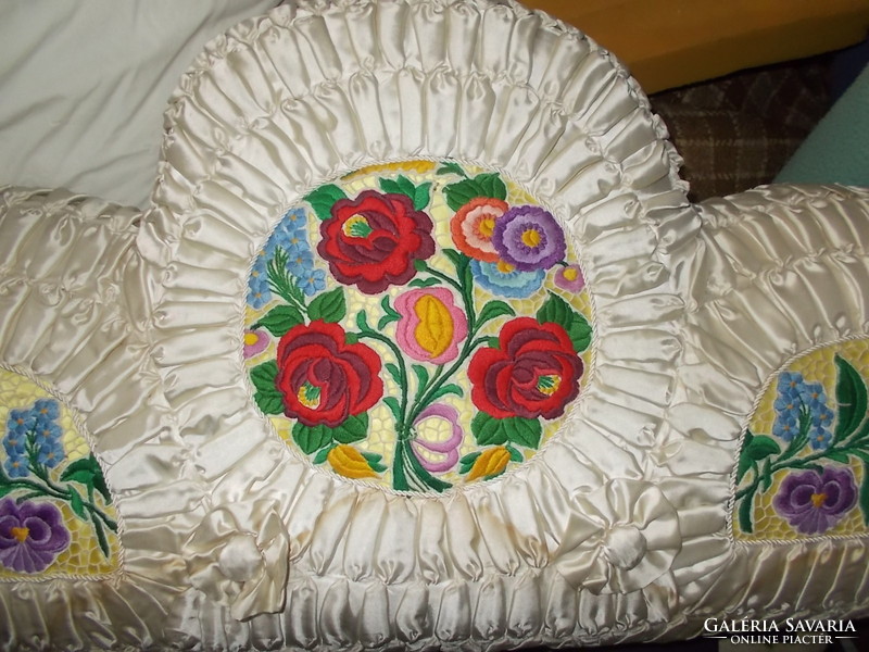 3-part richellieu embroidered decorative pillow