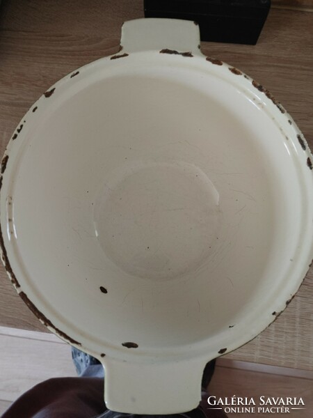 Antique cast iron pot with a cast iron lid weighs 3.2 kilograms