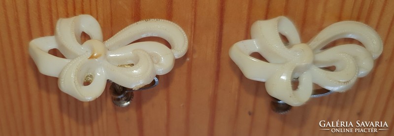 Antique - white bow-shaped clip, plastic
