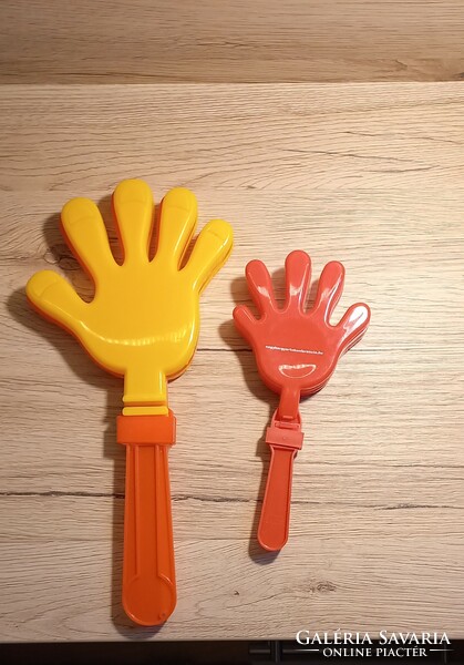 2 Plastic clapping/fan hands