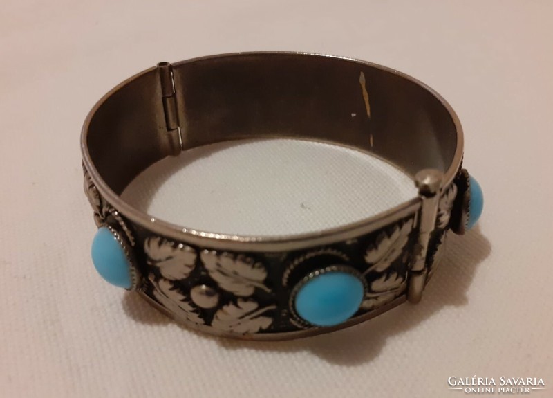Showy, openable bracelet with turquoise decoration