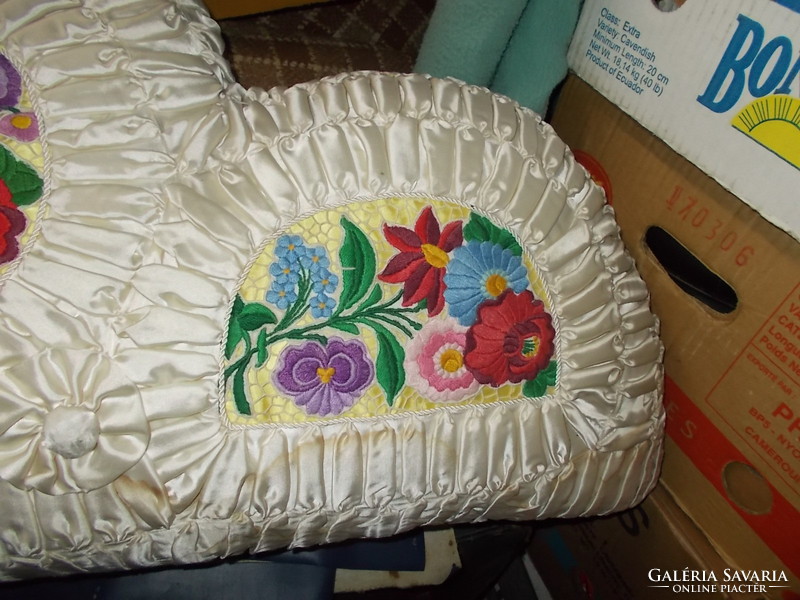 3-part richellieu embroidered decorative pillow