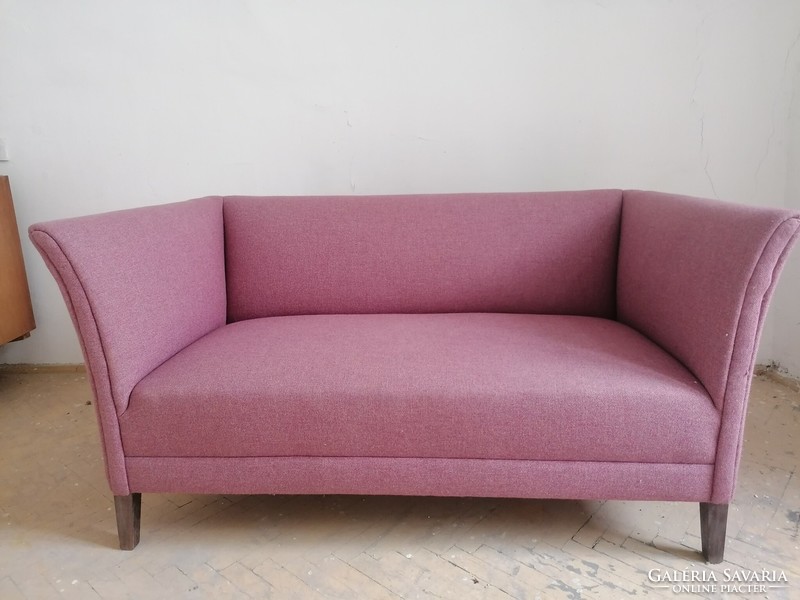 Burgundy 2-person sofa. With wool upholstery. In perfect condition.