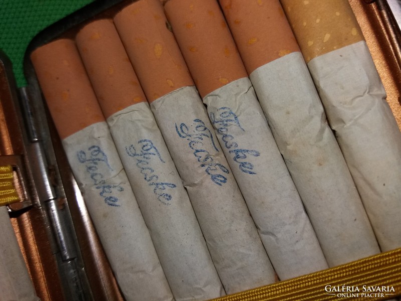 Régi műbőr/fém cigarettás doboz - dózni tartó tok kínáló 12 db "FECSKE" cigarettával a képek szerint