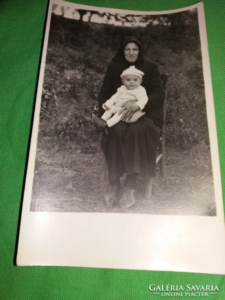 Antik fotó és a belőle készült képeslapok CSOPORTKÉPEK -NAGYI UNOKA- CSALÁD 4 db egybe képek szerint