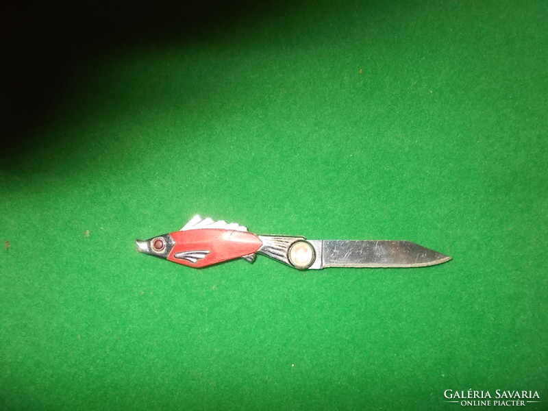 Fish-shaped knife