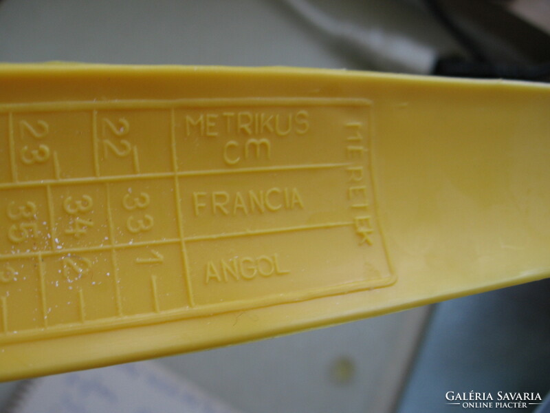 Retro sárga műanyag cipőkanál mérettáblázattal