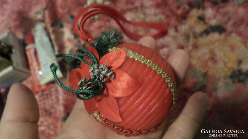 Retro karácsonyfadísz . Viasszal bevont , textil virággal és zsinórral díszített gömb .