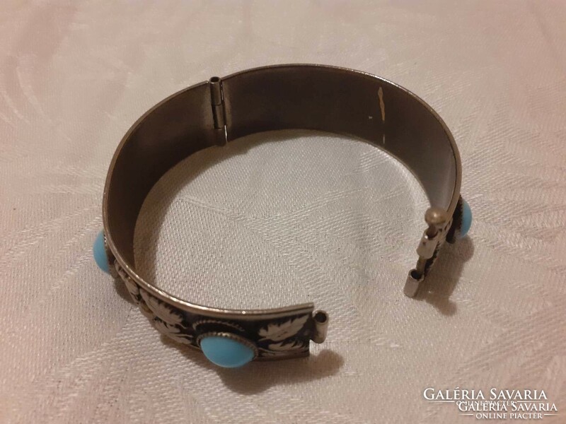 Showy, openable bracelet with turquoise decoration