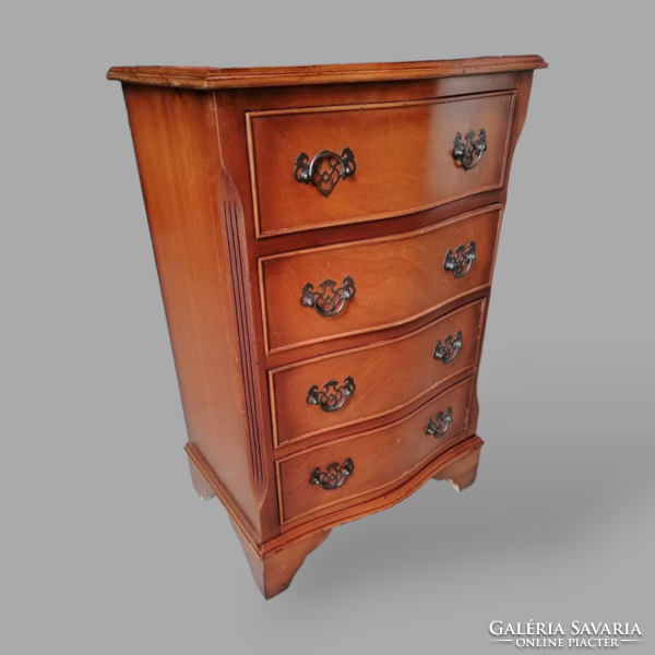 Baroque chest of drawers, make-up