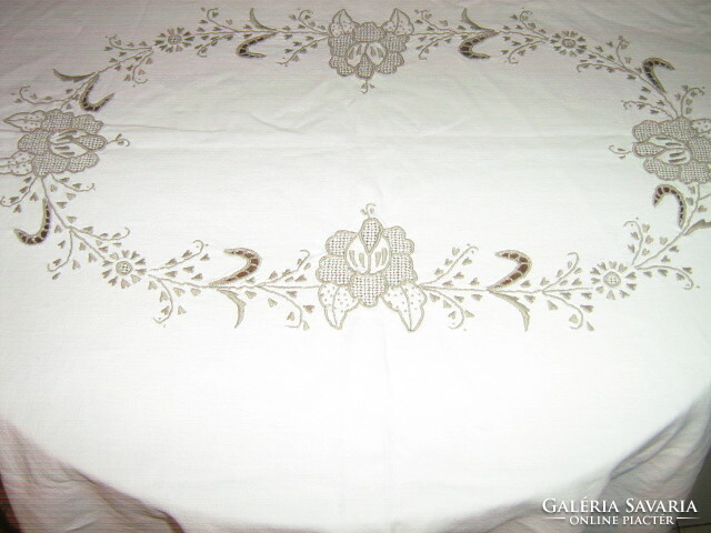 Gyönyörű toledós rózsákkal hímzett antik fehér szőttes vászon terítő