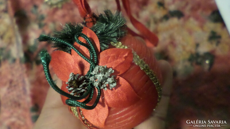 Retro karácsonyfadísz . Viasszal bevont , textil virággal és zsinórral díszített gömb .
