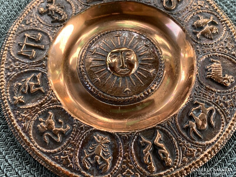 Masszív nehéz horoszkópos réz vagy bronz tányér, közel 1 kg. 18 cm. átmérő