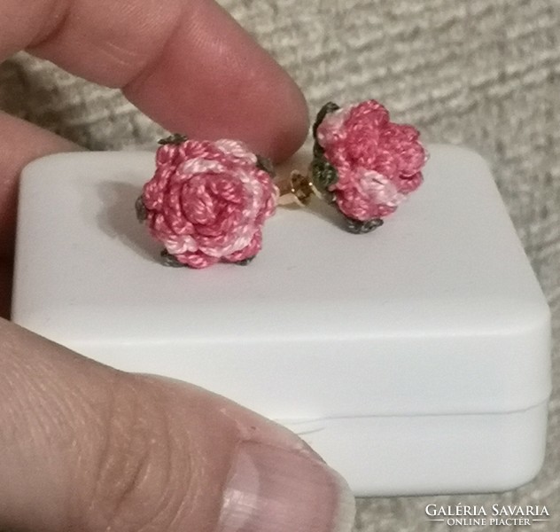 Pink ombre earrings made with micro crochet