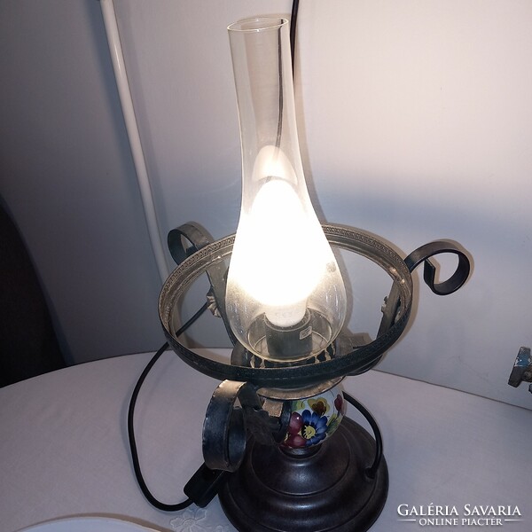 Fém talpas, porcelán betétes petróleum lámpa, asztali lámpa, elektromos.