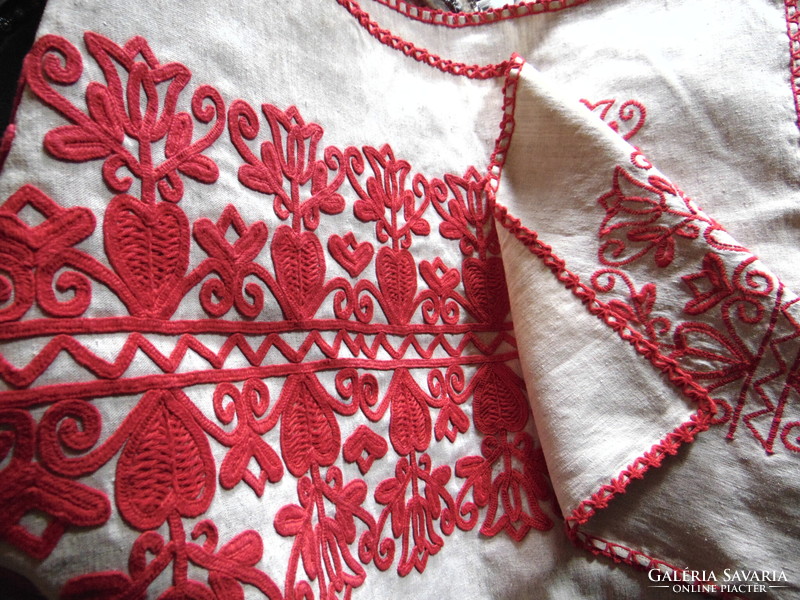 Beautiful richly embroidered Transylvanian written handwork wall protector or tablecloth