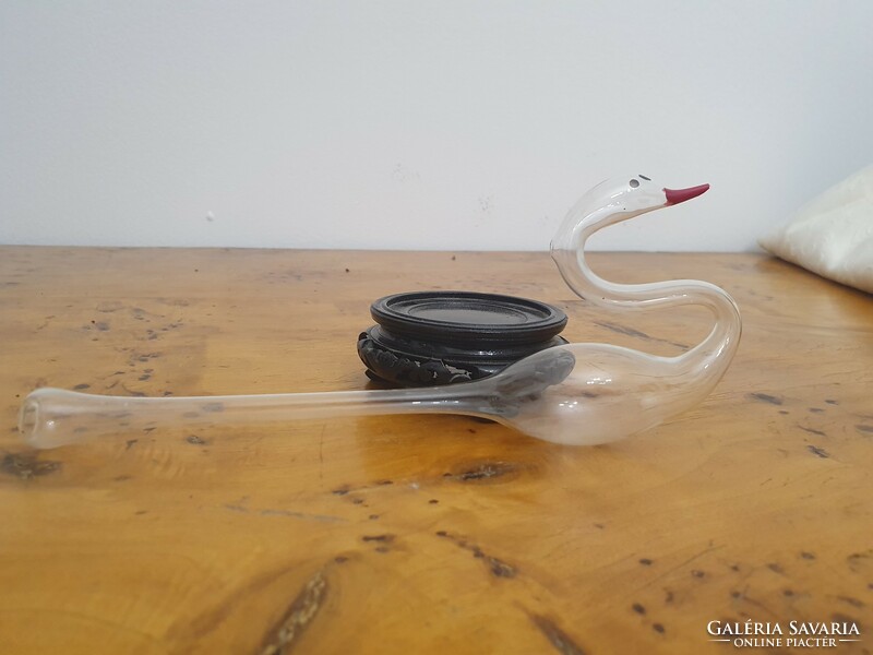 Glass pipe in the shape of a swan