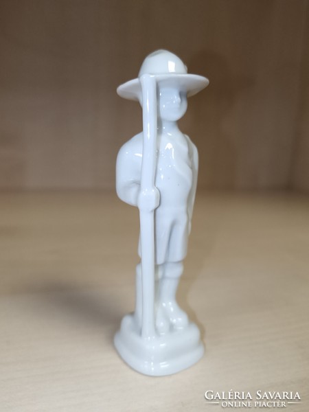 Óherend porcelain scout