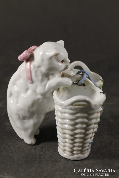 Porcelain cat with basket 864