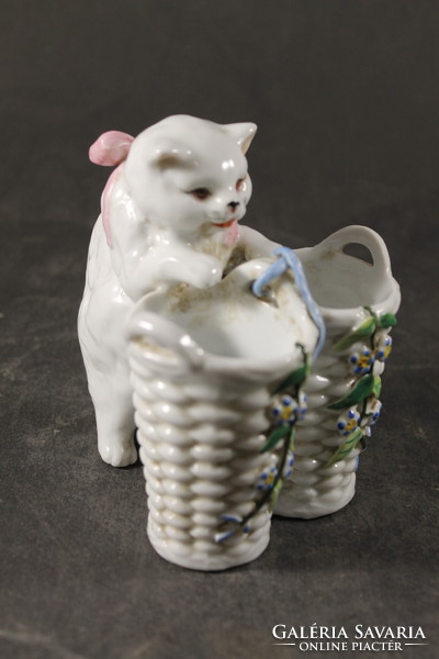 Porcelain cat with basket 864