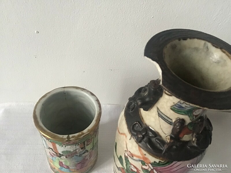 2 oriental porcelain vases.