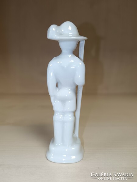 Óherend porcelain scout