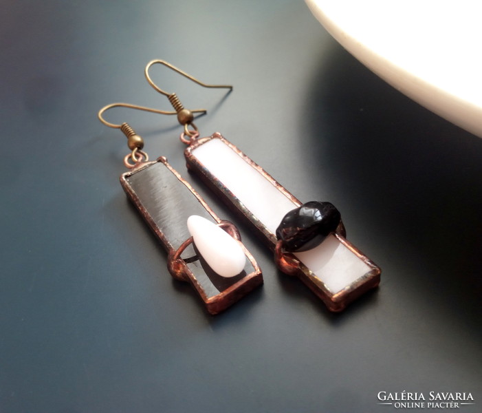 Special, very unique glass earrings with contrasting colors