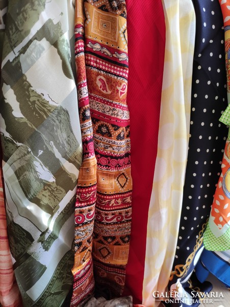 Pack of 100 vintage/retro rayon scarfs in wonderful, colorful mint condition
