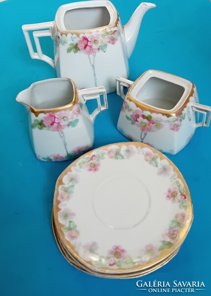 Külföldi festett teáskészletből : kanna cukortartó tejkiöntő és 4 tányér