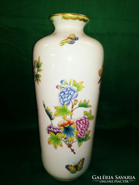 Extra-rare large-scale Victoria vase from Herend