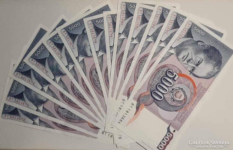 Yugoslavia 5000 dinars 1985 13 serial numbered auncs with weak fold, crisp banknotes