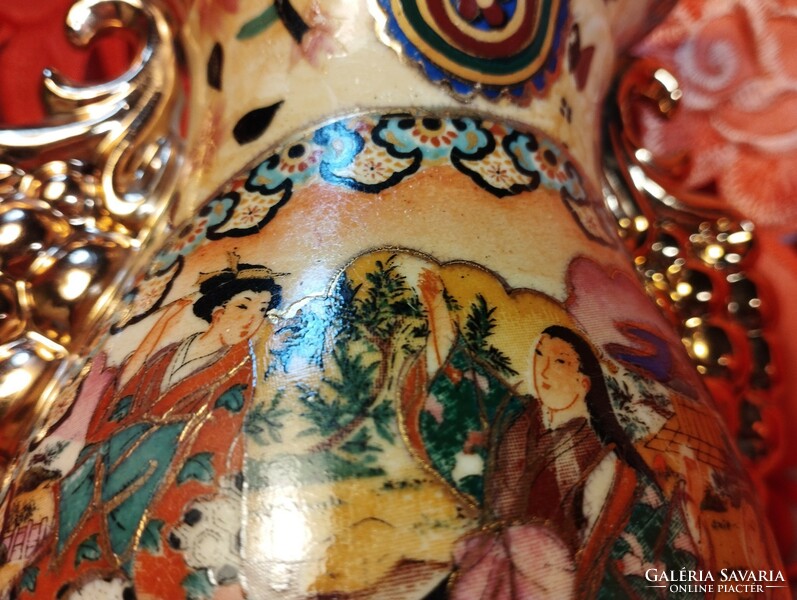 Gyönyörű, kézzel festett, aranyozott kínai porcelán váza, 20 cm. magas