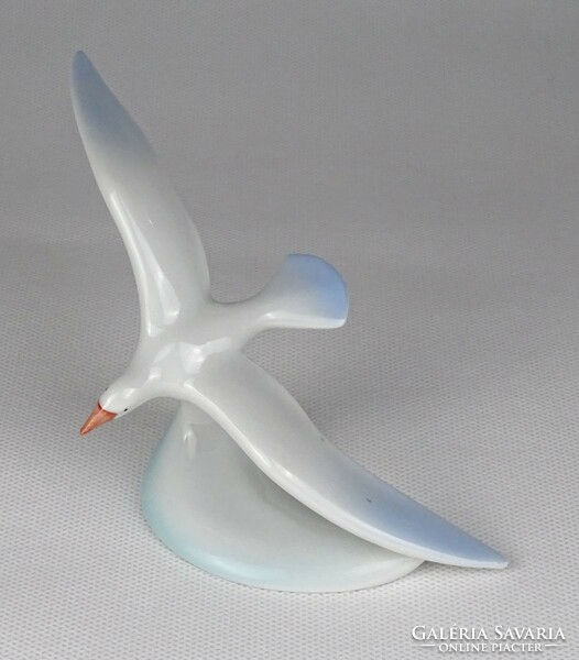 1R093 marked Raven House porcelain seagull 15.7 Cm