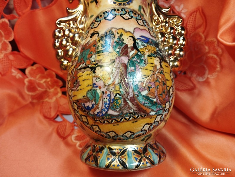 Beautiful, hand-painted, gilded Chinese porcelain vase, 20 cm. High