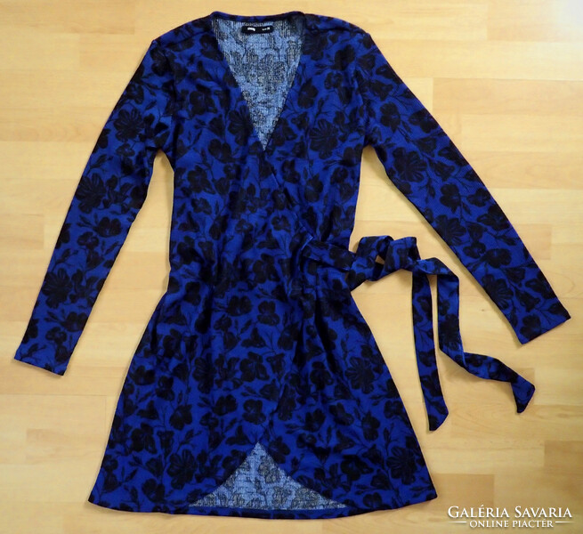 Új, Sinsay márkájú, M-es méretű, elasztikus anyagú, átlapolt, megkötős, kék / fekete női ruha