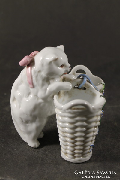 Porcelain cat with basket 864